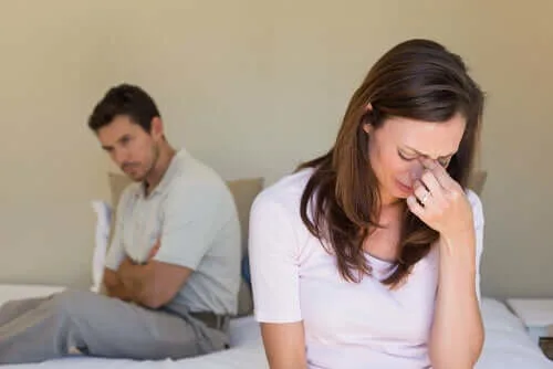 Um casal em silêncio, cada um virado para um lado.